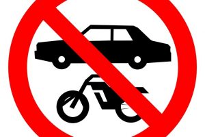 Señal de prohibido vehículos en el taller de automoción
